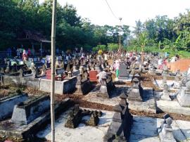 Kerja Bakti di Makam Kalurahan Ngunut